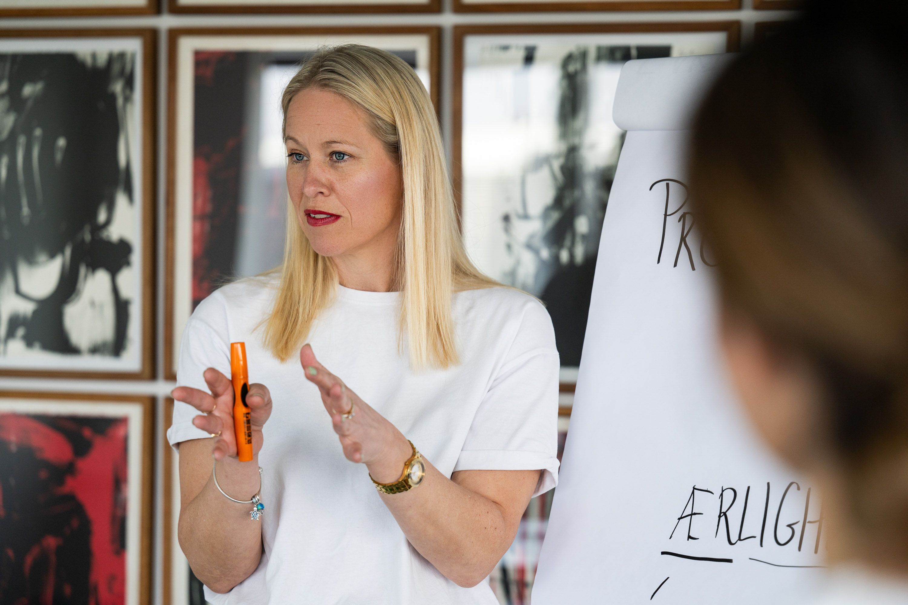 Marie Fink i samtale ved en flipover med ordet ærlighed