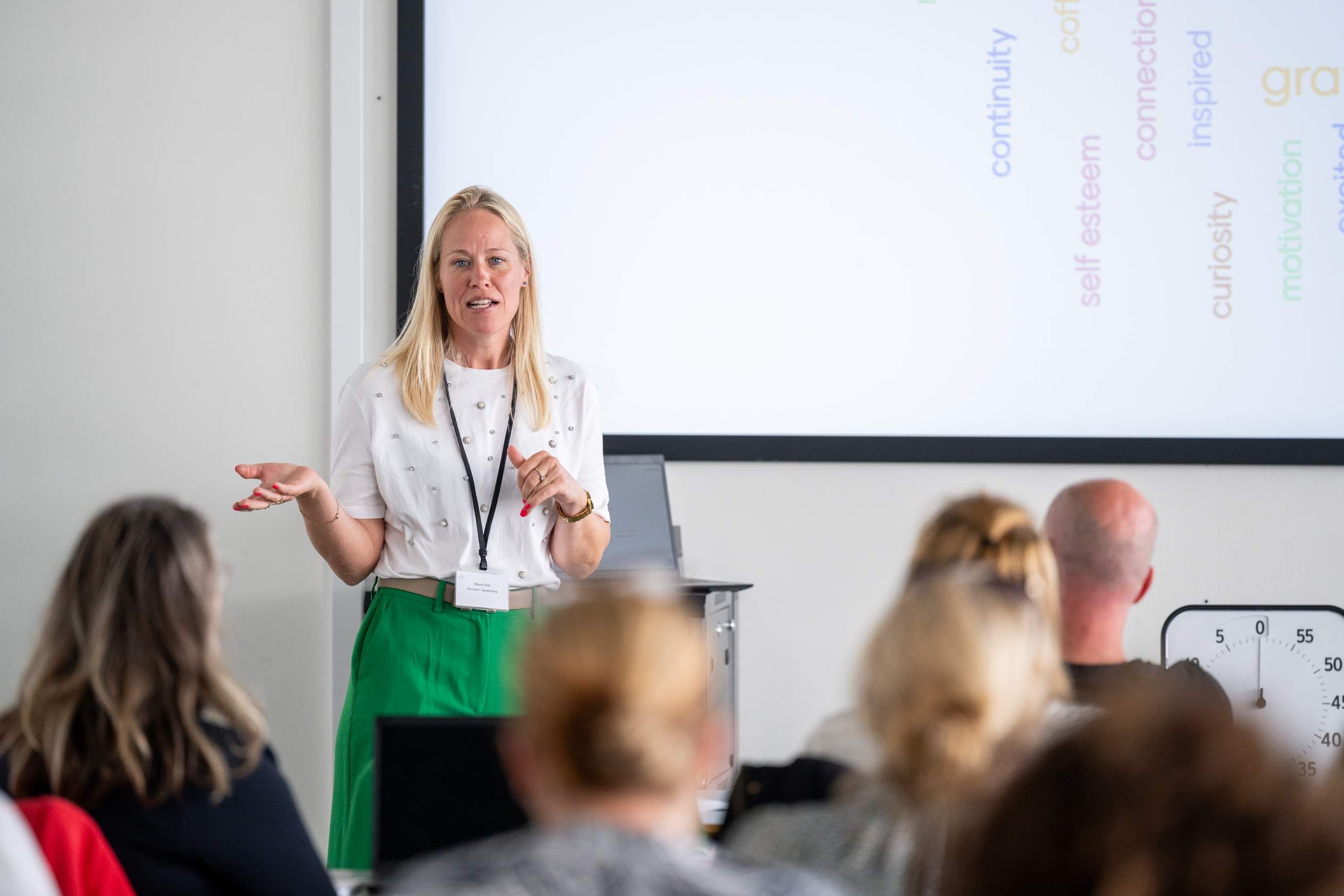 Marie Fink holder oplæg for en gruppe foran en skærm
